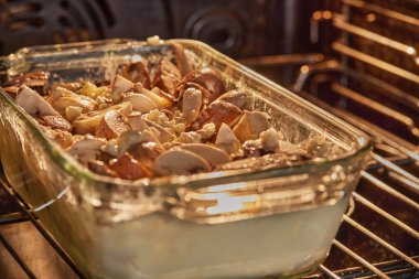 Fırında mantarlı rokfor peyniri ve cam şeklindeki mantarlar pişiriliyor.