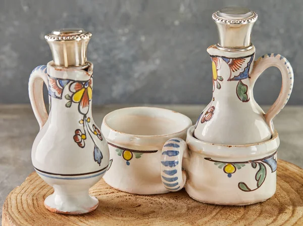 Vaisselle antique, deux carafes en céramique pour le vin — Photo