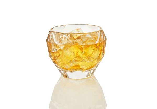 Verre Whisky Avec Glace Isolé Sur Fond Blanc Avec Réflexion — Photo