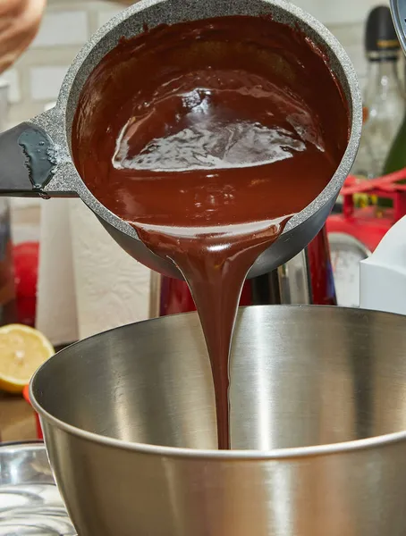 Vierte Chocolate Hervido Tazón Para Mezclar Con Nueces Para Cocinar — Foto de Stock