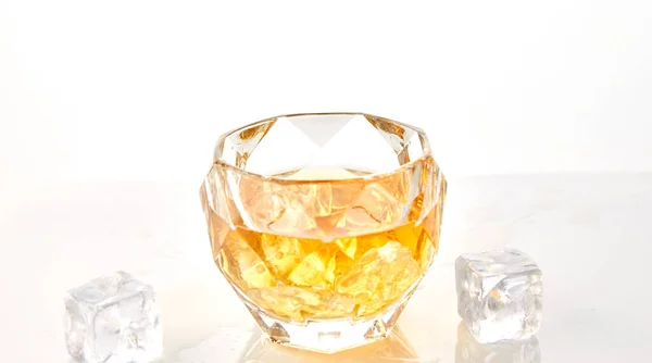 Vaso Whisky Con Hielo Sobre Fondo Blanco Con Reflejo — Foto de Stock