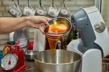 Şef teraziden salataya bal döker. Adım adım tarif.