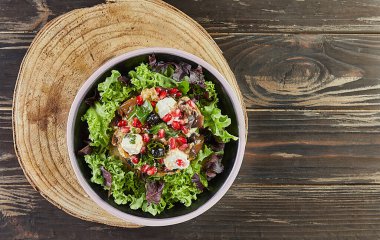 Peynirli patlıcan salatası, nar ve kahve salamurası. Fransız gurme mutfağı. Düz yatıyordu