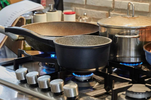 Pregătirea Alimentelor Tigaie Caserole Aragazul Gaz Din Bucătărie Conceptul Gătit — Fotografie, imagine de stoc