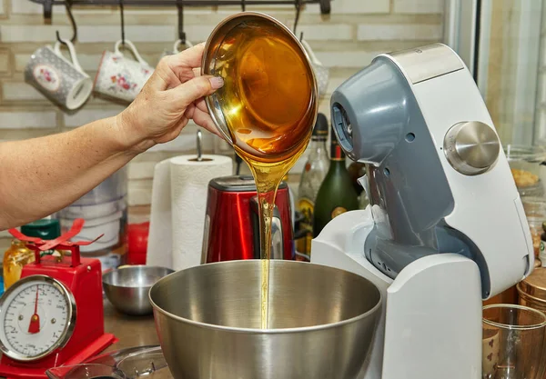 Şef teraziden salataya bal döker. Adım adım tarif.