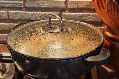 İnternetteki tariflere göre metal tavada pişirme.