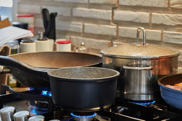 Preparação Alimentos Frigideira Caçarolas Fogão Gás Cozinha Conceito Cozinha Doméstica — Fotografia de Stock