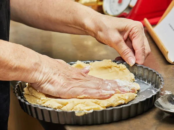 Chef prepares shortcrust cake and puts the dough into mold — Stock Photo, Image