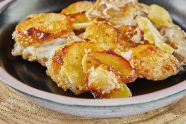 Patatesli gratin ve kraliyet mantarı. Fransız gurme mutfağı