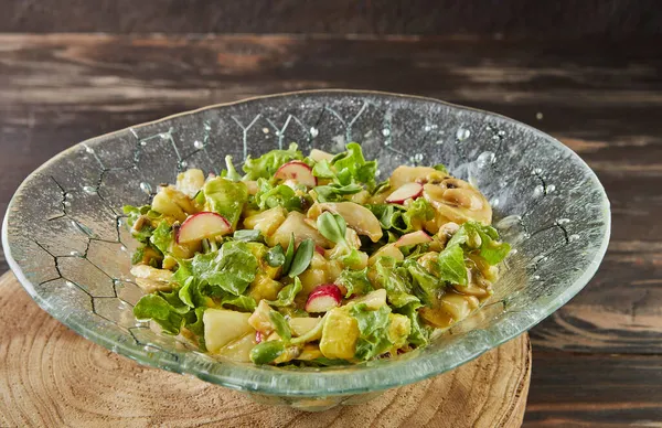 Ensalada verde de hasa, rúcula y rockat con champiñones, aguacate y peras. Cocina gourmet francesa —  Fotos de Stock