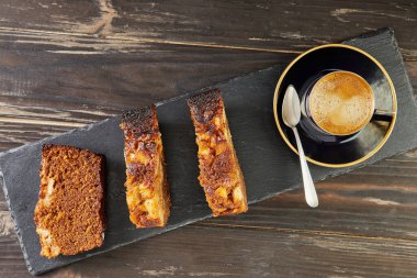 Yanında elma ve kahve olan ballı turta. Fransız gurme mutfağı