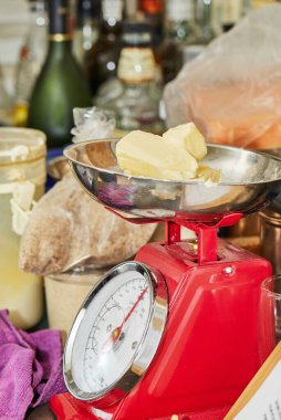 Şef tart hamuru yapmak için mutfakta tereyağını tartıyor.