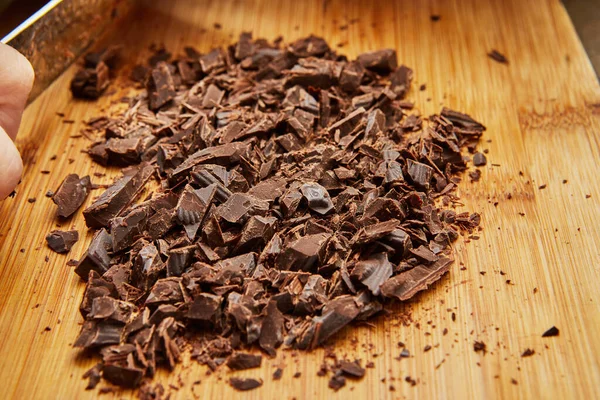 Chef skär choklad med kniv för att göra choklad tårta — Stockfoto