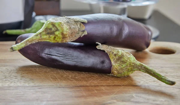 Japanische Auberginen liegen auf Holzbrettern in der Küche — Stockfoto