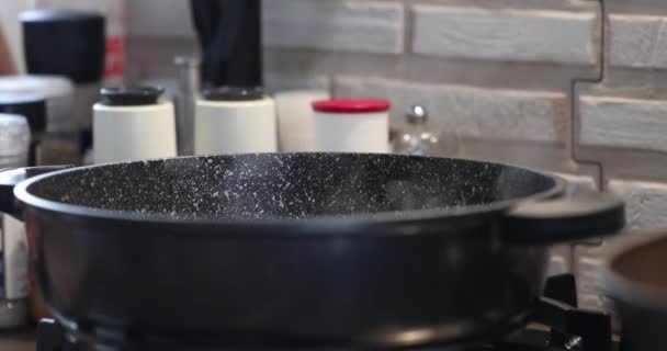 Paistinpannu kaasuliesi ruoanlaitto ruokaa ja höyryä — kuvapankkivideo