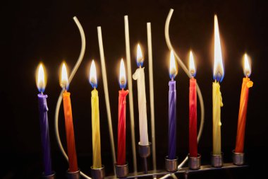 Mutlu Hanukkah ve Hanuka Sameach - koyu arkaplanda mumları olan geleneksel Yahudi şamdanı