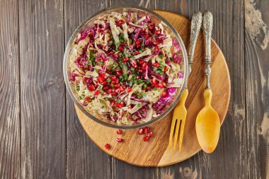 Nar tohumlu ve tuzlu fındıklı iki renkli lahana salatası. Fransız gurme mutfağı