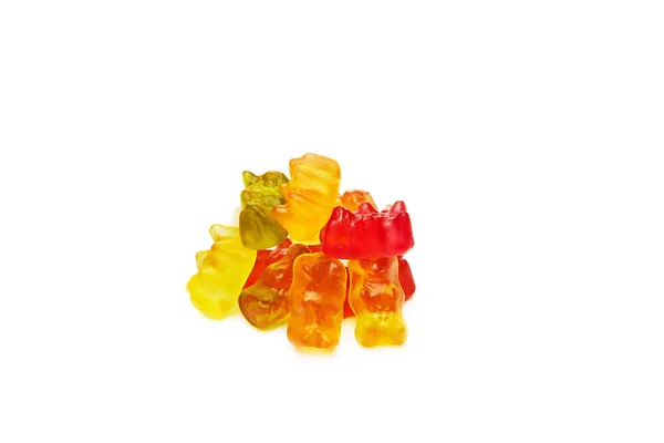 Montón de osos de goma multicolor caramelo aislado sobre fondo blanco. Dulces de jalea de diferentes colores — Foto de Stock