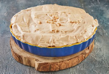 Kremalı turta, muz ve tarçınlı. Fransız gurme mutfağı.