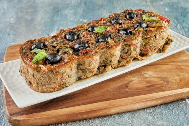 Domates soslu ve zeytinli patlıcanlı turta. Fransız gurme mutfağı.