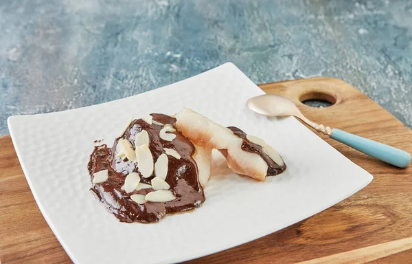 Dessert Mit Birnen Dunkler Schokolade Und Mandeln Französische Gourmetküche — Stockfoto