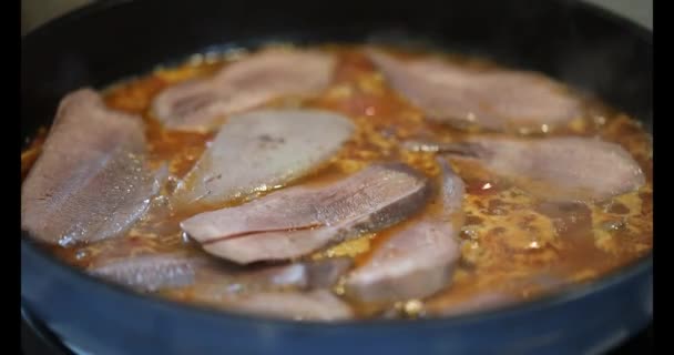 Veal tongue fried in pan in sauce close-up — Stock Video