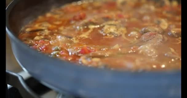 Lingua di vitello con funghi fritti sul fornello a gas primo piano con cablaggio — Video Stock