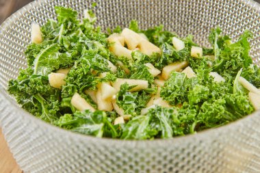 Ananaslı salata, armut ve cam kasede roka. Fransız gurme yemekleri..