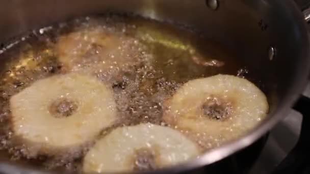 A séf megfordítja az almákat a tésztában, serpenyőben megsütve forró olajban. — Stock videók