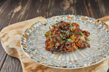 Tavada kızartılmış soğanlı ve otlu Kudüs enginarı.