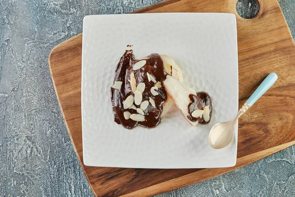 Dezert s hruškami, tmavou čokoládou a mandlemi. Francouzská gurmánská kuchyně — Stock fotografie