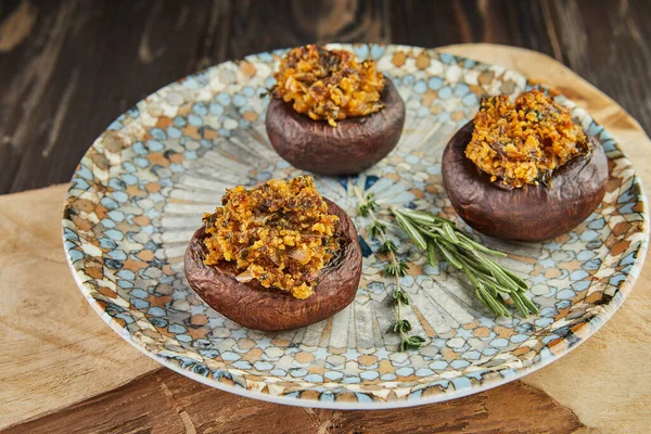 Yumurta ve soğanla doldurulmuş Portobello mantarı.