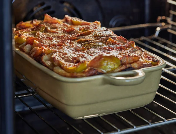Gebakken taart met vijgen in de oven, bereid volgens recept van het internet — Stockfoto