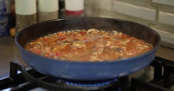 Lengua de ternera con champiñones, frita en sartén sobre estufa de gas — Vídeos de Stock