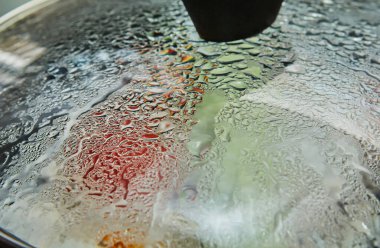 Seçici odak ve arkaplan ile cam kaplama üzerindeki damlaların dokusu