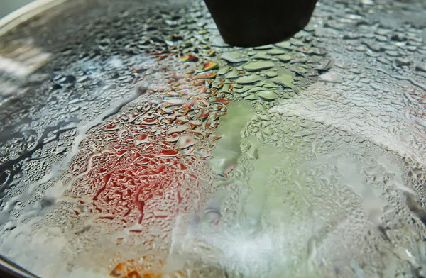 Seçici odak ve arkaplan ile cam kaplama üzerindeki damlaların dokusu