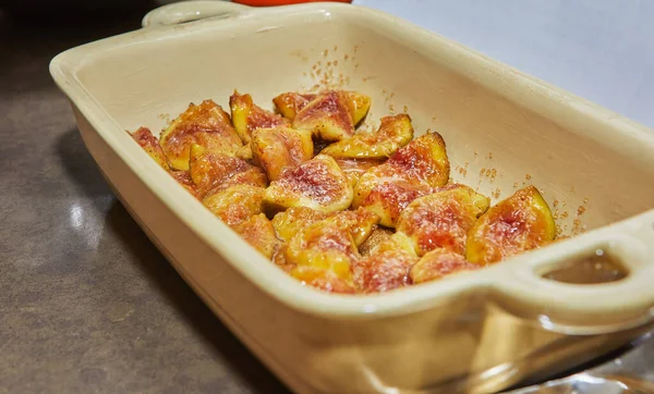 Figs in ceramic baking dish, prepared according to recipe from the Internet — Stockfoto