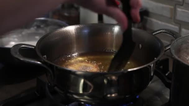 A séf kiveszi a kész almákat tésztában, serpenyőben megsütve forró olajban. — Stock videók