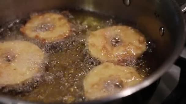 Alma tésztában, serpenyőben forrásban lévő olajban sütve — Stock videók
