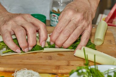 Şef mutfakta bir buket şifalı ot ve şifalı ot hazırlıyor..