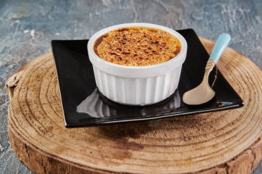 Mantarlı creme brulee kaşıklı özel bir tabakta. Fransız gurme mutfağı.