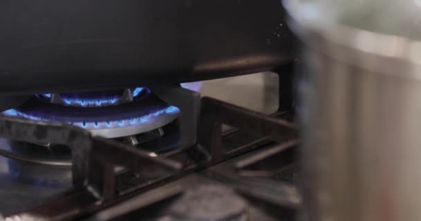 Double burner on gas stove burns with blue fire — Video