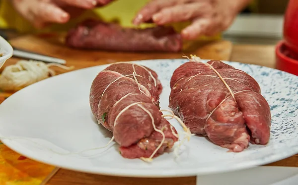 Rolki Mięsa Związane Sznurkiem Talerzu Gotowe Smażenia Kuchnia Francuska — Zdjęcie stockowe