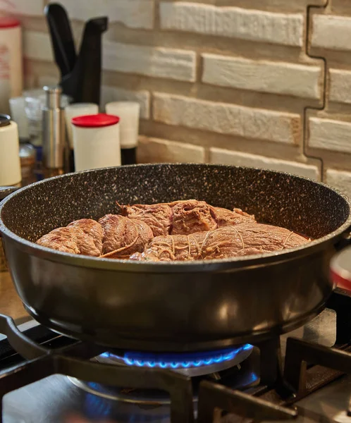 Chef Fríe Rollos Carne Una Sartén Una Estufa Gas Cocina — Foto de Stock