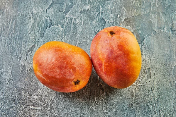 Čerstvé Mango Modrém Pozadí Krásné Domácí Mango Pozadí — Stock fotografie