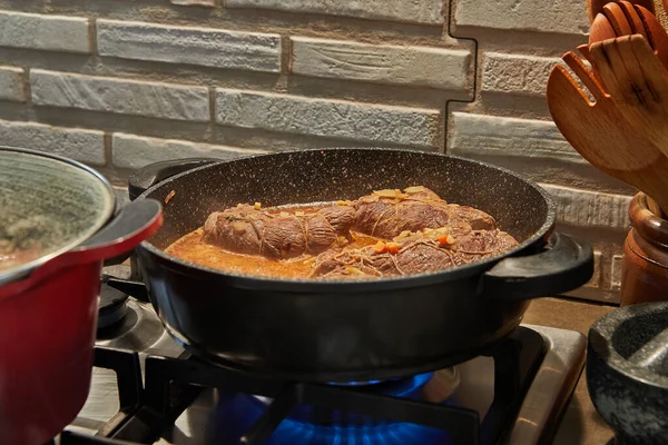 Chef Frita Rolos Carne Frigideira Fogão Gás Cozinha Gourmet Francesa — Fotografia de Stock