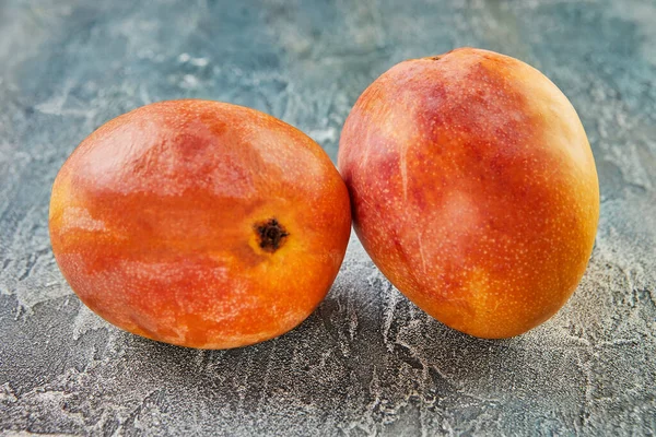 Čerstvé mango na modrém pozadí. Krásné domácí mango pozadí — Stock fotografie