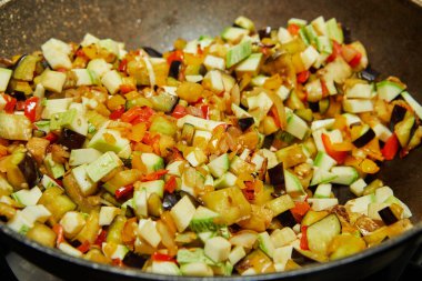 Patlıcan, kabak ve dolmalık biberli tabak, düşük ısıda kızartma tavasına yakın çekim..