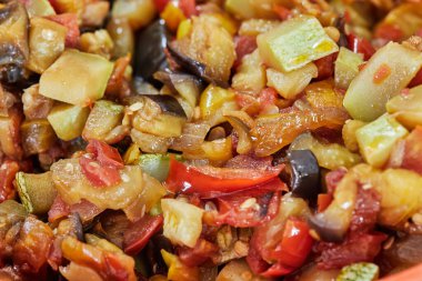 Yakın planda patlıcan, kabak ve dolmalık biberli elek..