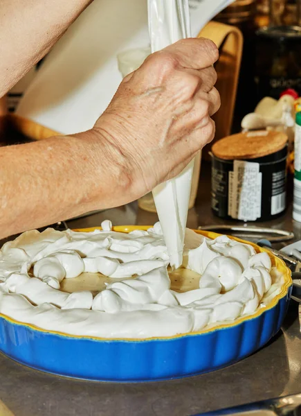 Donna Spreme Crema Borsa Speciale Padella Torta Banana Nella Sua — Foto Stock